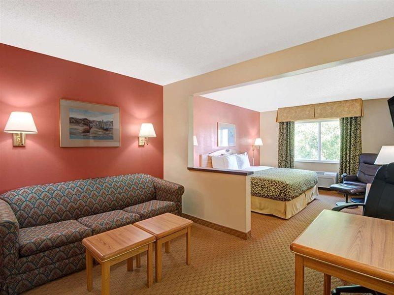 Days Inn & Suites By Wyndham Airport Albuquerque Exterior photo