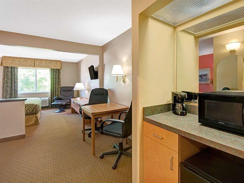 Days Inn & Suites By Wyndham Airport Albuquerque Exterior photo
