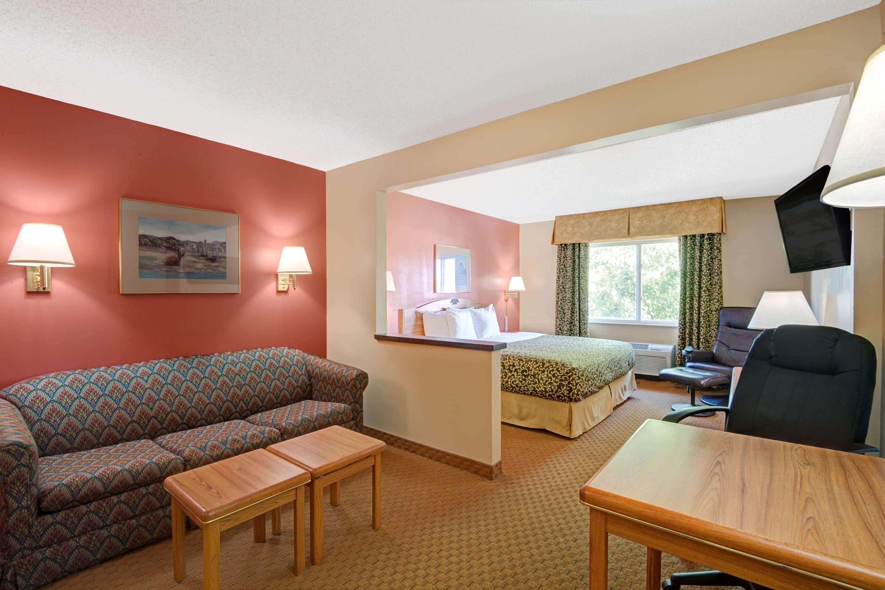 Days Inn & Suites By Wyndham Airport Albuquerque Exterior photo