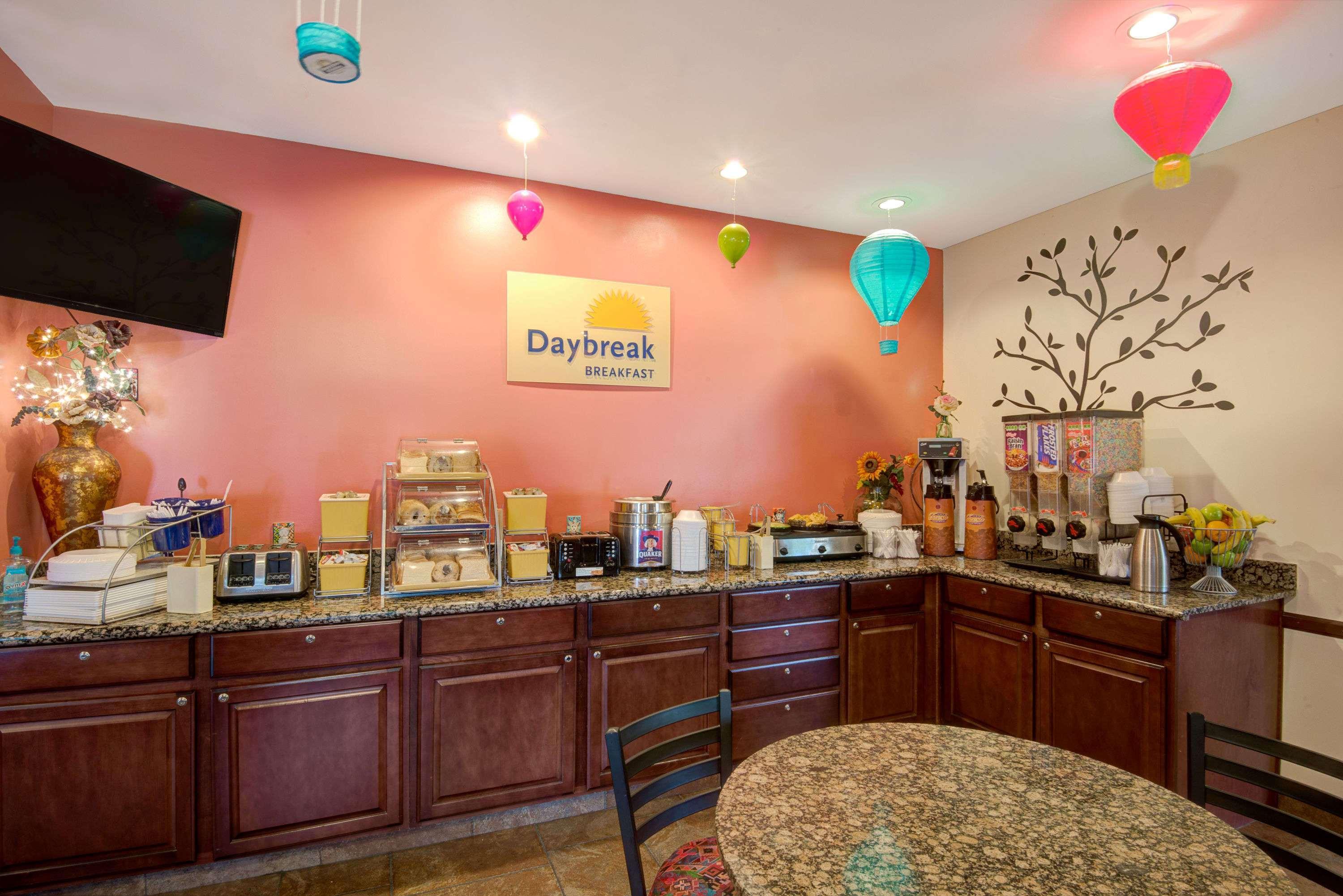 Days Inn & Suites By Wyndham Airport Albuquerque Exterior photo