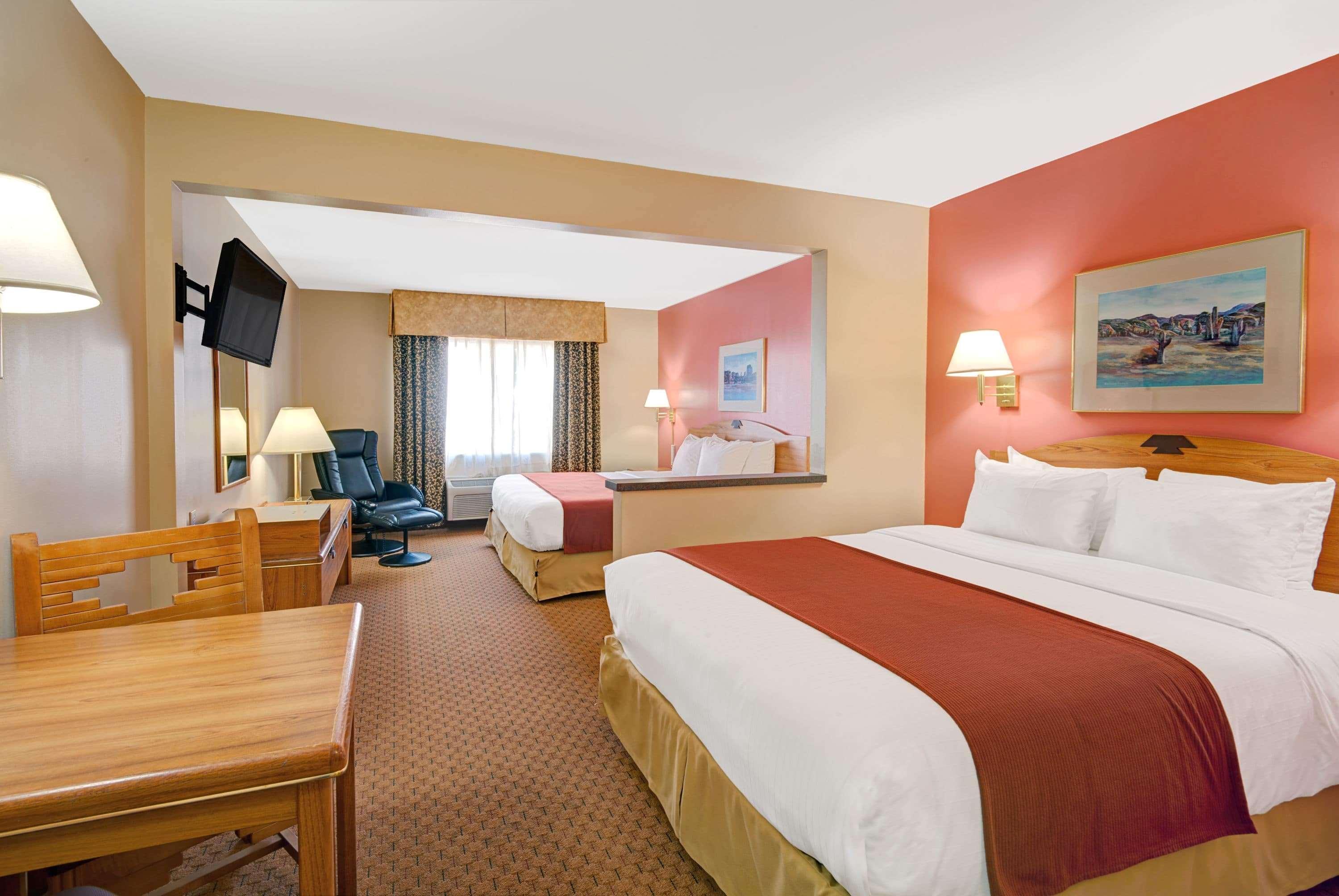 Days Inn & Suites By Wyndham Airport Albuquerque Exterior photo