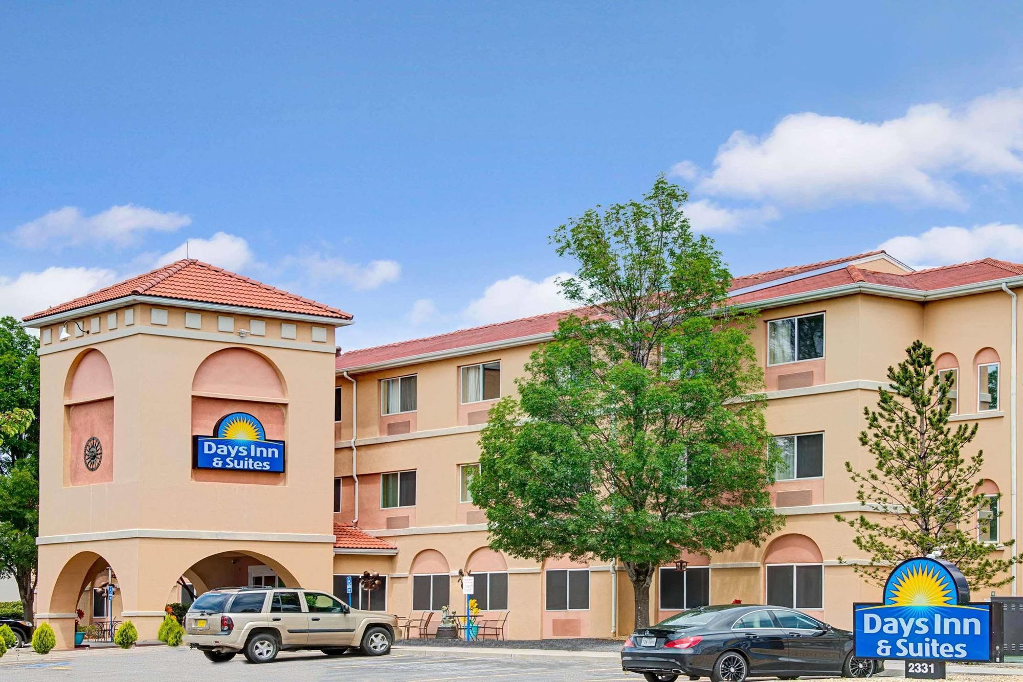Days Inn & Suites By Wyndham Airport Albuquerque Exterior photo